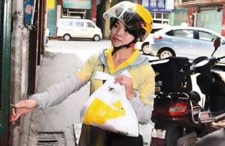 女骑手视频吃瓜,这是什么神仙操作？